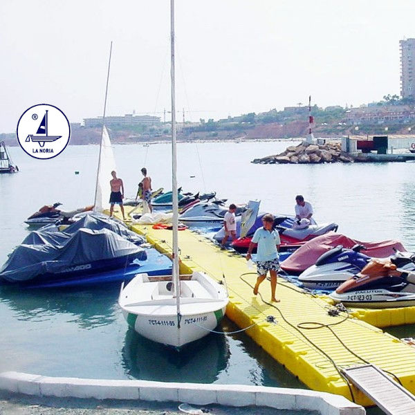 Schwimmende Fußgängerbrücke